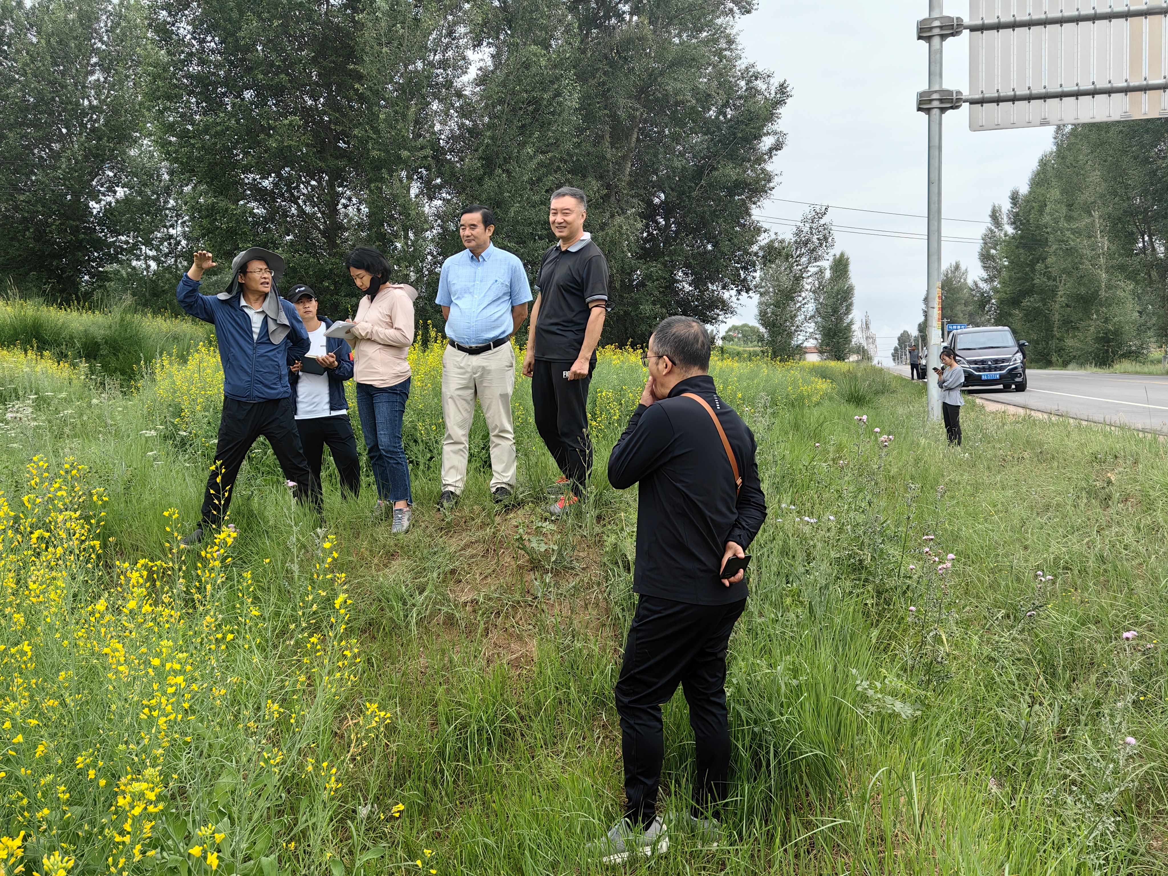 Leaders of the National Agricultural Technology Promotion Service Centre led a team to investigate our company's hybrid rapeseed seed production base